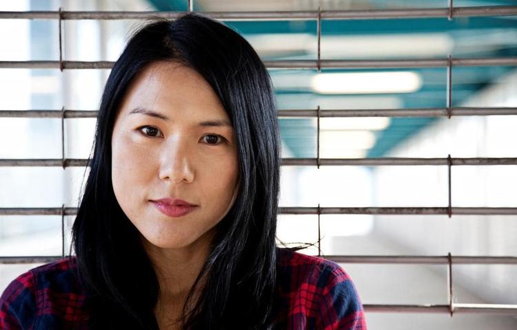 Helvede. I sin bog beskriver Suki Kim dobbeltlivet. selvbedraget, iscenesættelserne, løgnagtigheden i Nordkorea. 