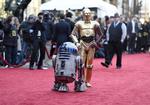 Sællert. Star Wars: The Force Awakens har haft den bedte åbingsweekend i Hollywood nogensinde. Her R"-D" og C-3PO til premieren i Los Angeles. 
