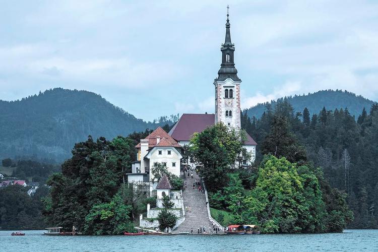 The Church of the Assumption, som ligger på en ø i den slovenske Bled-sø, opleves bedst ved solopgang fra bredden af søen ifølge læser Philip Rutherford. 