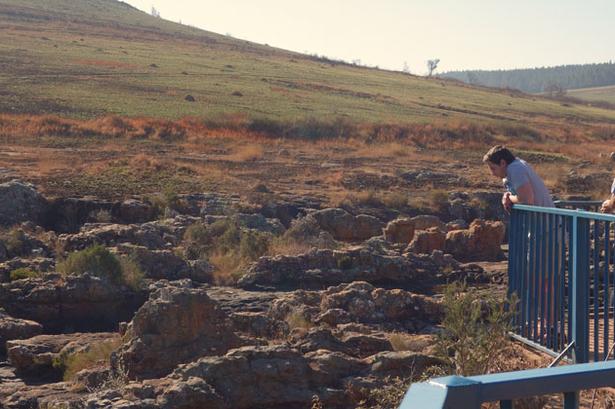 Udsigt. Om dagen er der en behagelig og tør varme i bjergene, mens der bliver koldt om aftenen. Rejser besøgte de sydafrikanske bjerge ved Kruger Nationalpark i slutningen af august. Billedet er fra Lisbon Falls. 