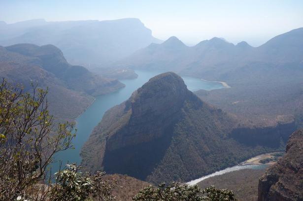 Stilhed. Panoramaruten og her udsigtspunktet The Three Rondavels er overraskende uturistet udenfor højsæsonen, der løber fra landets sommermåneder - december til marts. 