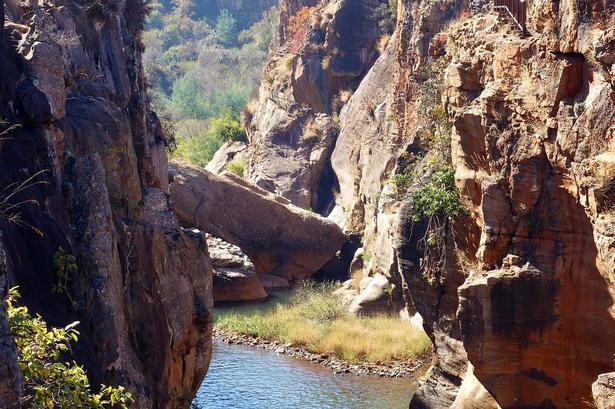 Højt. Naturen viser sin forunderlighed og kraft ved Bouke's Luck Potholes. Gennem århundrer har vandet skåret sig igennem sandstenen og skabt en af verdens største slugter. 