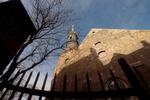 Fredfyldt. Ved indgangen til Sankt Petri Kirke er der en lille åbning i den røde murstensmur. 