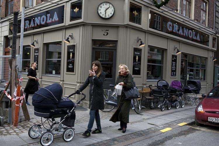 Nemt. Yderst til højre ses lugen hos Granola, der gør det lidt nemmere at købe bl.a. to-go kaffe, hvis du har en barnevogn med. 