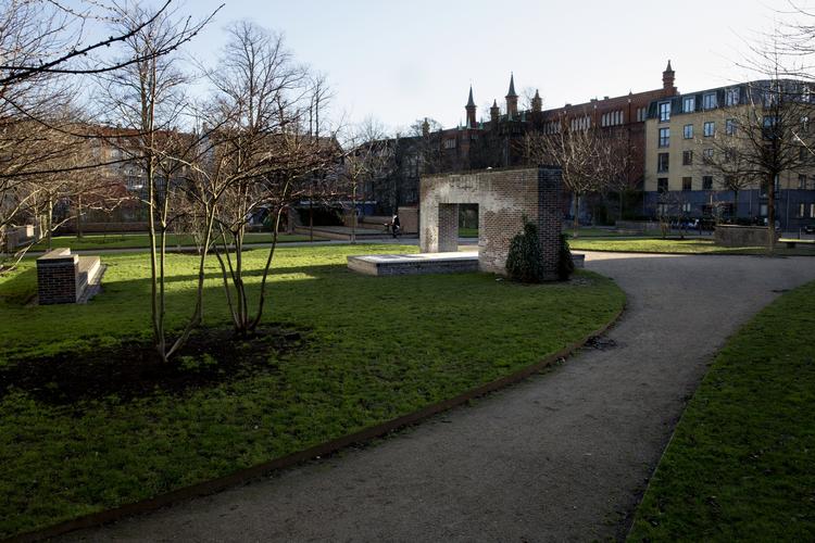 Søvndyssende. Anne Mette Svane har fundet en sikker metode til at få babyen til at sove: En trilletur på brostenene på Otto Krabbes Plads. 