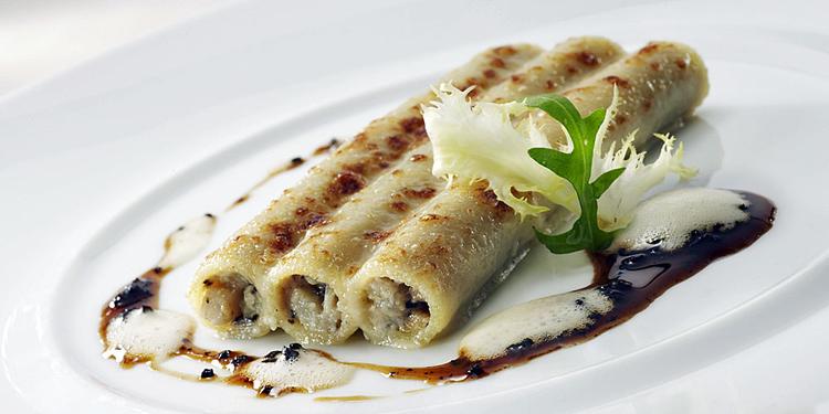 Betalt. Retten 'stuffed macaroni' fra Epicure i Paris byder på sort trøffel, artiskok, foie gras på and og parmesan. Og så koster den altså også lige et stykke over 700 kroner. 