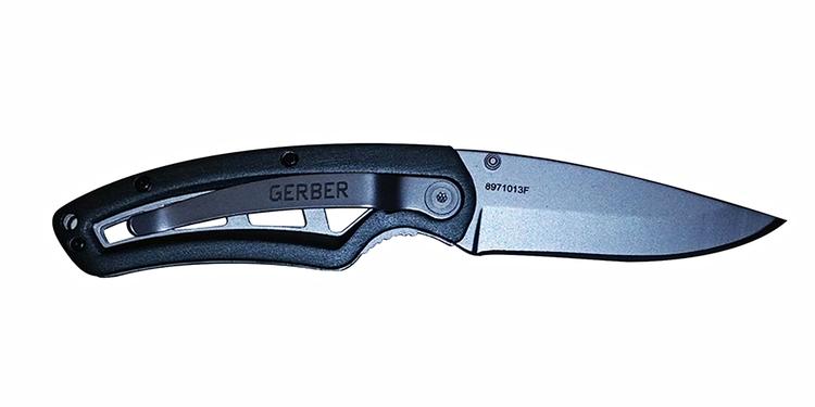 knivlov. Foldekniv af mærket Gerber. Nu reviderer regeringen loven, så det bliver nemmere for private at bære kniv. 
