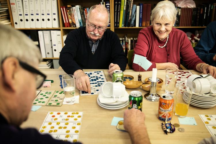 banko. Det er forkert at spare på boligydelsen, mener Bent Larsen, der er til banko med sin kone. 