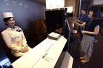 LIVAGTIG.. Man tror, at man bliver modtaget af en ung kvinde på det japanske Henn Na Hotel. Men det er en robot. 