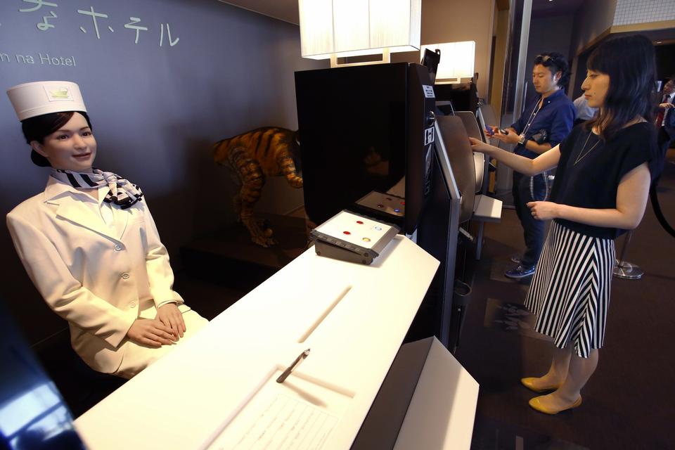 LIVAGTIG.. Man tror, at man bliver modtaget af en ung kvinde på det japanske Henn Na Hotel. Men det er en robot. 