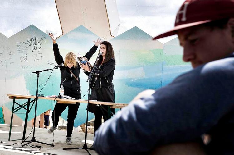 Højt. Litteratur i det offentlige rum er på vej frem. Her er det Line Knutzon og Mette Moestrup, der læser på Roskilde Festival 2014. Arkivfoto: Peter Klint 