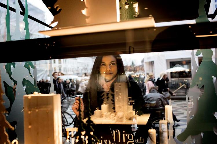 VINDUESKIGGER. Divya Das holder så meget af vinduesudstillinger, at hun sætter dage af til at nyde dem, når hun holder på ferie. 