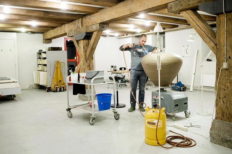 Dyrt. Specialmaskiner designet til det rum, de står i nu, besværlige udluftningssystemer og andre specielle ting gør det meget dyrt at flytte Statens Værksteder for Kunst. 