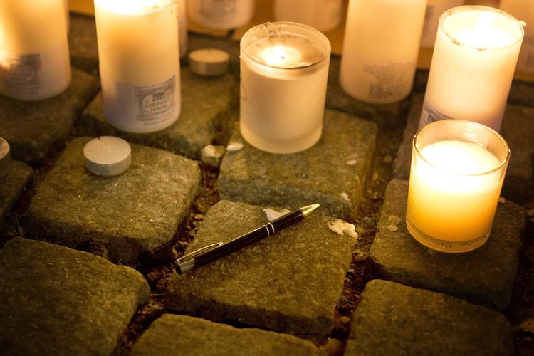 Krise. Frankrig har haft et hårdt år med terror. Krisetiderne belyses i bogen 'Underkastelse'. 