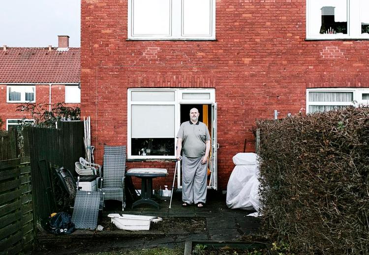 Husholdning. Henrik har mange venner, der gerne hjælper ham, for eksempel med at købe ind og med at ordne haven, når den bliver for tilgroet. 
