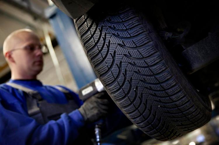 FORVIRRING. Mange bilister har skiftet til vinterdæk i forventning om sne og is. Men i det nuværende vejr er sommerdæk faktisk bedst. 