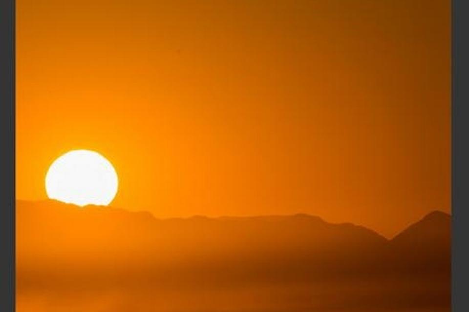 GLØDENDE. Solnedgang over og hjemrejse fra verdens ældste ørken. Det anslås, at den namibiske ørken er mindst 80 millioner år gammel. 