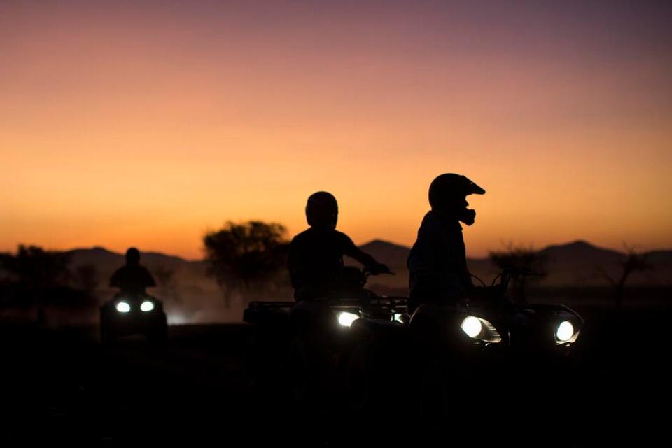 LEG. Quad-biking i soldnedgangen. Det giver et adrenalinsus at være overladt til elementerne på de små motorkøretøjer, være på opdagelse i ørkenen og se sjakaler og antiloper i øjenhøjde. 