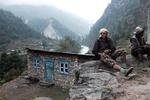 SLÆBEJOB. To sherpaer tager et tiltrængt hvil nær Phakding i Himalaya. De slæber omkring 60 kilo: ris, sukker, øl og olie. Hver dag.