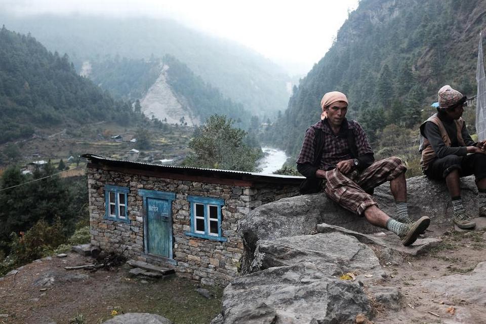 SLÆBEJOB. To sherpaer tager et tiltrængt hvil nær Phakding i Himalaya. De slæber omkring 60 kilo: ris, sukker, øl og olie. Hver dag.