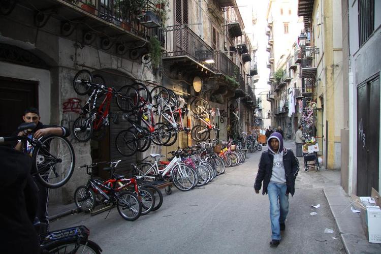 Barokkryds. Krydset Quattro Canti markerer skæringspunktet mellem Corso Vittorio og Via Maqueda. 