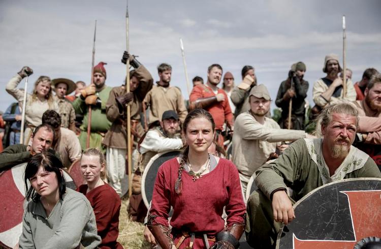 almindeligt. olk, der klæder sig ud som vikinger, går igen på mange vikingeattraktioner herhjemme. Her fra dette års  vikingefestival på Trelleborg ved Slagelse. 