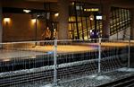 Danmark. Et midlertidigt hegn mellem de to perronspor på Kastrup Station er under opførsel. 