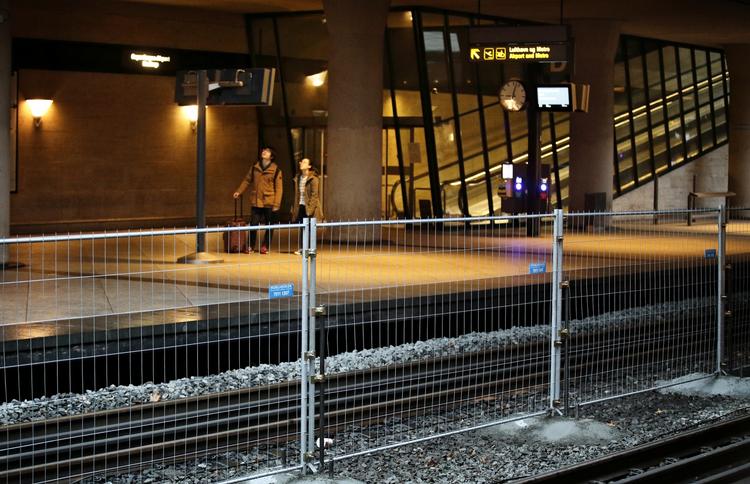 Danmark. Et midlertidigt hegn mellem de to perronspor på Kastrup Station er under opførsel. 