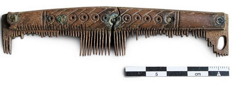Kammen. Københavns Bymuseum har offentliggjort dette billede af den fint dekorerede kam, der er 11,2 cm lang, 2,4 cm bred og 1,1 cm tyk. 
