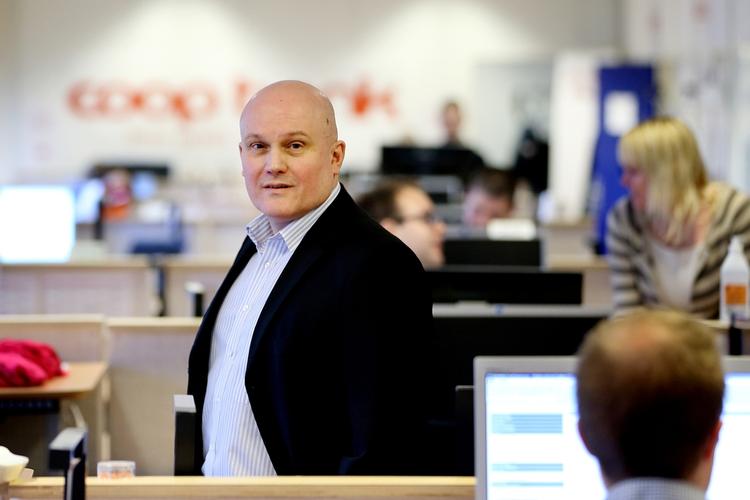 startvanskeligheder. Direktøren i Coop Bank, Allan Nørholm, erkender, at det har vist sig at være sværere end ventet at få gang i vores udlån. »Men det er jo et problem for alle banker«, siger han. 