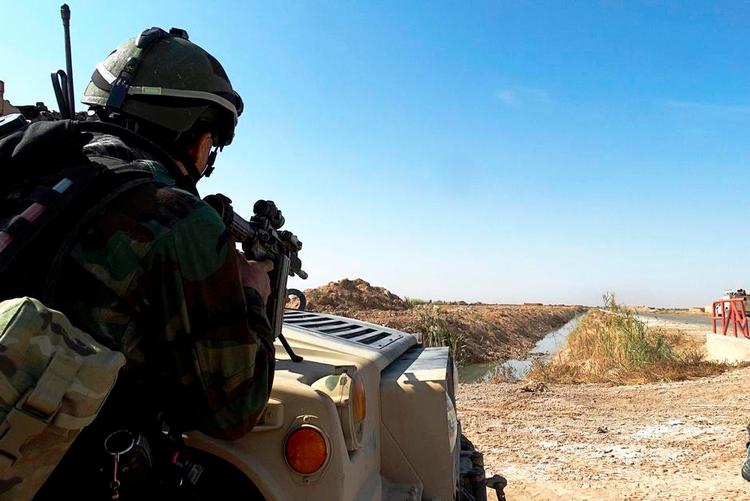 Forsvarsring. Helmands provinshovedstad, Lashkar Gah, angribes fra flere sider, men hidtil har de afghanske soldater ved byen undgået den ultimative ydmygelse. 