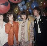 1967. Paul, George, Ringo og John holder pause backstage under forberedelserne til verdenspremieren på deres dengang nye sang 'All you need is love' 