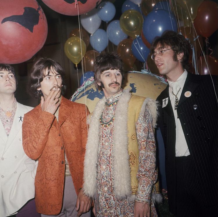 1967. Paul, George, Ringo og John holder pause backstage under forberedelserne til verdenspremieren på deres dengang nye sang 'All you need is love' 