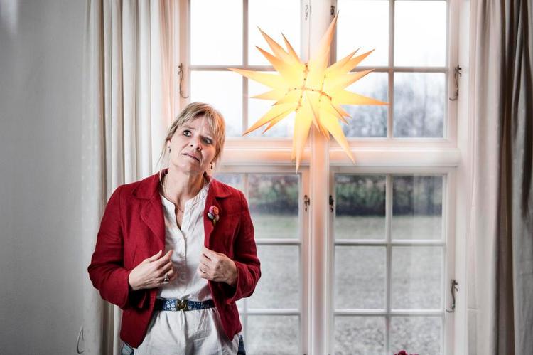 Juleglæde. Da sognepræst Lone Vesterdal mistede sin mand, oplevede hun, at hun rakte ud efter livet. »At sørge er også at ville livet«, siger hun. 