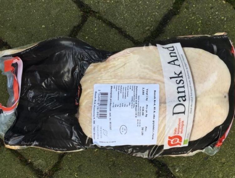 Grydeklar. Søren Christensen købte to såkaldt »grydeklare« ferske ænder, produceret af Dansk And. Han åbnede kun den ene. Den stank af kloak. 