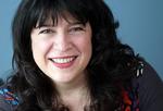 plet. E.L. James kan smile året ud, for bogkøberne er ligeglade med, hvad anmelderne af hendes bøger siger. PR-Foto. 