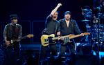 topalbum. 35 år gamle 'The River' er Bruce Springsteens musikalsk set mest vidtspændende album. Her er han med E Street Band på scenen i Boxen for to år siden. 