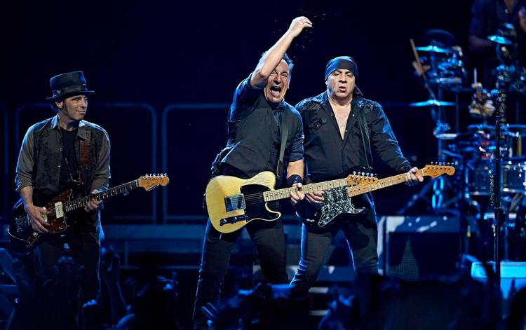 topalbum. 35 år gamle 'The River' er Bruce Springsteens musikalsk set mest vidtspændende album. Her er han med E Street Band på scenen i Boxen for to år siden. 