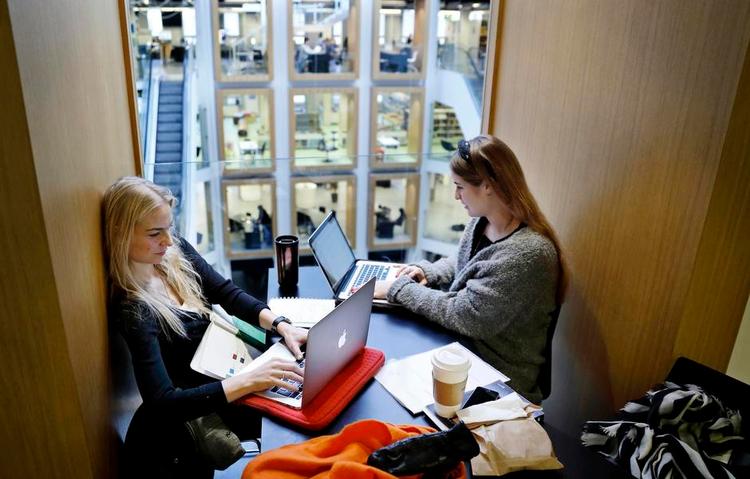 Sparetid. Der har i forvejen været besparelser på jurastudiet på KU, oplever Nele Rickelt og Lea Molsted (th.), der læser til eksamen. 