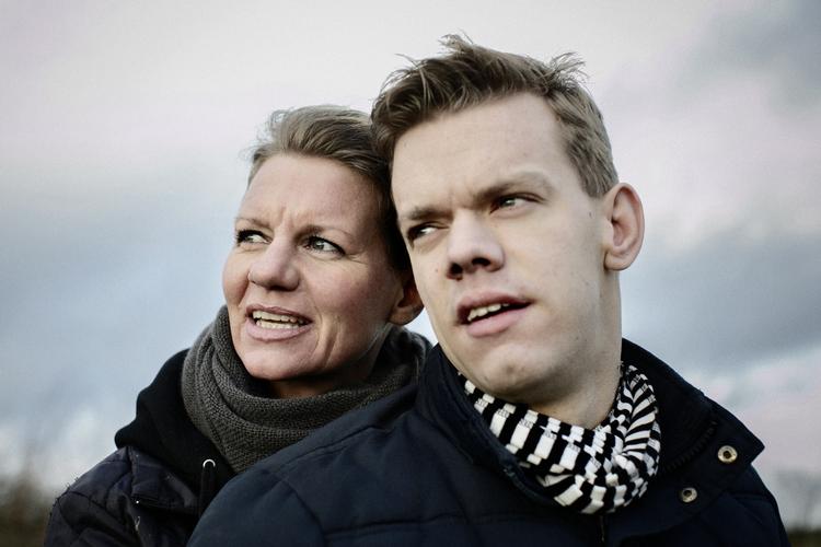 HANDIKAP. Frederik er 21 år og handikappet som følge af, at han er født for tidligt. Her er han sammen med sin mor Dorthe Zangenberg, der i dagens Politiken sætter spørgsmålstegn ved samfundets indsats over for de børn, der fødes for tidligt. 