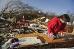 Diana Davis kigger efter familiebilleder i ruinerne af hendes svigerfars hus i Lutts, Tennessee. 