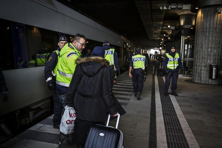 Kontrol. Svensk politi tjekker id ved grænsen. 