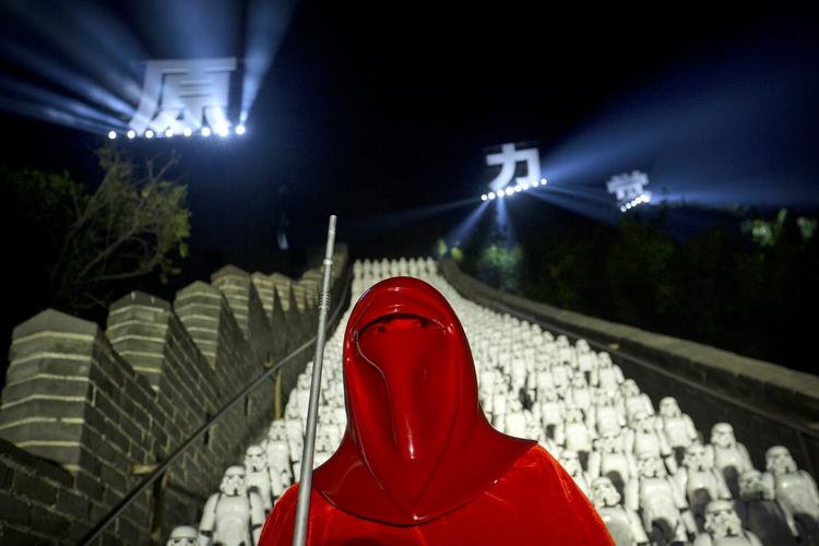 Muren. Tilbage i oktober indtog 500 stormtropper fra Star Wars den kinesiske mur. Først til januar får filmen premiere - og den er voldsomt omtalt intdil videre. 