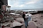 havudsigt. Efter stormen Sandy 30. oktober 2012 måtte Peter Andrews hente de få ubeskadigede ejendele fra faderens hus, der stort set blev helt ødelagt af vand og vind. 