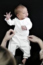 Sund. »Hun har allerede elastikker ved håndleddende« udbrød jordemoderen, da Astrid kom ud stor og sund af mors mave. 