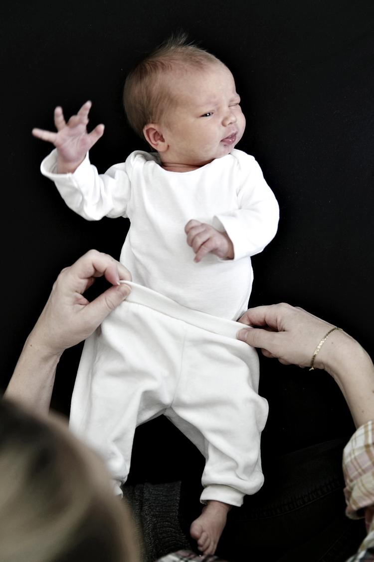 Sund. »Hun har allerede elastikker ved håndleddende« udbrød jordemoderen, da Astrid kom ud stor og sund af mors mave. 