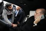 Hjælp. Tyrkiets præsident, Erdogan, får god presseomtale, efter han skulle have talt en mand fra at springe ud fra en bro. 