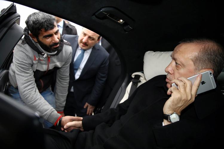 Hjælp. Tyrkiets præsident, Erdogan, får god presseomtale, efter han skulle have talt en mand fra at springe ud fra en bro. 