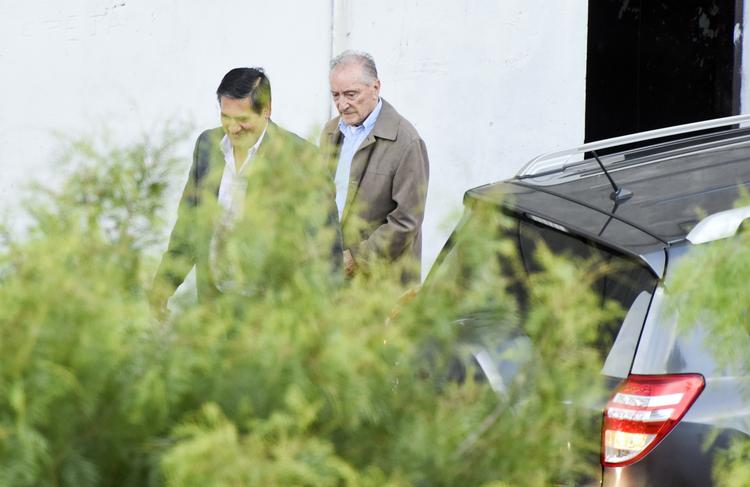 Anklaget. Eugenio Figueredo (i midten) risikerer op til 10 års fængsel i Uruguay. Her føres han ud af retten juleaftensdag. 