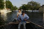 Victor Ferreira, der har forladt sit hjem på grund af store vandmasser, ror gennem gaderne i Paraguays hovedstad  Asunción. Río Paraguay-floden, der går gennem byen, er på sit højeste niveau siden 1984. 